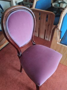 Stuhl neu aufgepolstert und bezogen